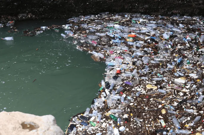 Basura y plásticos en las aguas del Salto de Malacatiupán